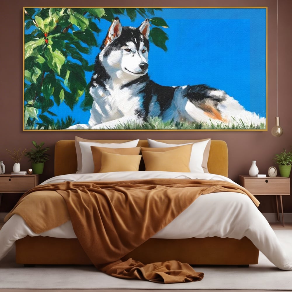 Tablou canvas cu tablou canvas cu husky sub copac, in rama de aluminiu auriu, pe perete intr-un dormitor